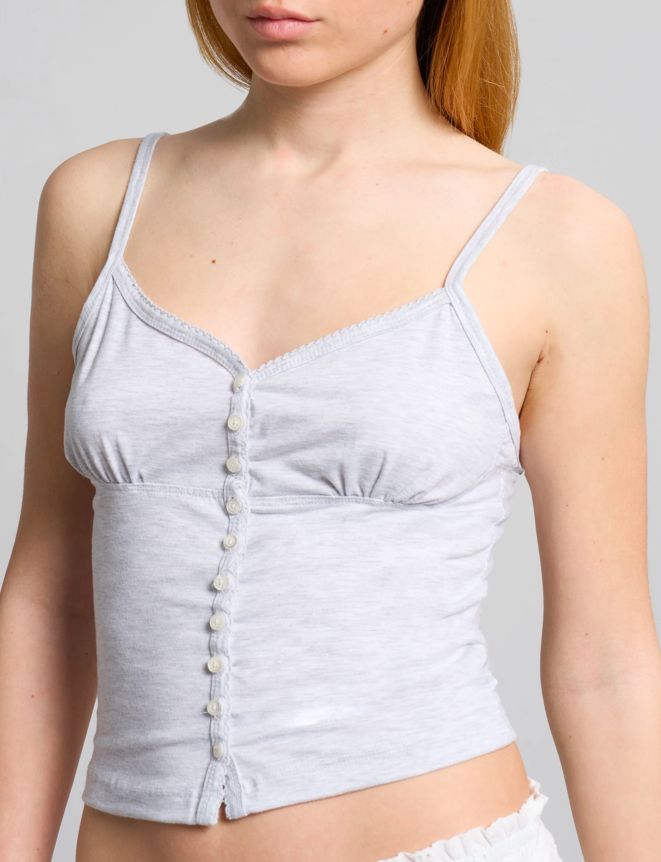Canotta grigia con dettagli in pizzo e bottoni perlati - Image 3
