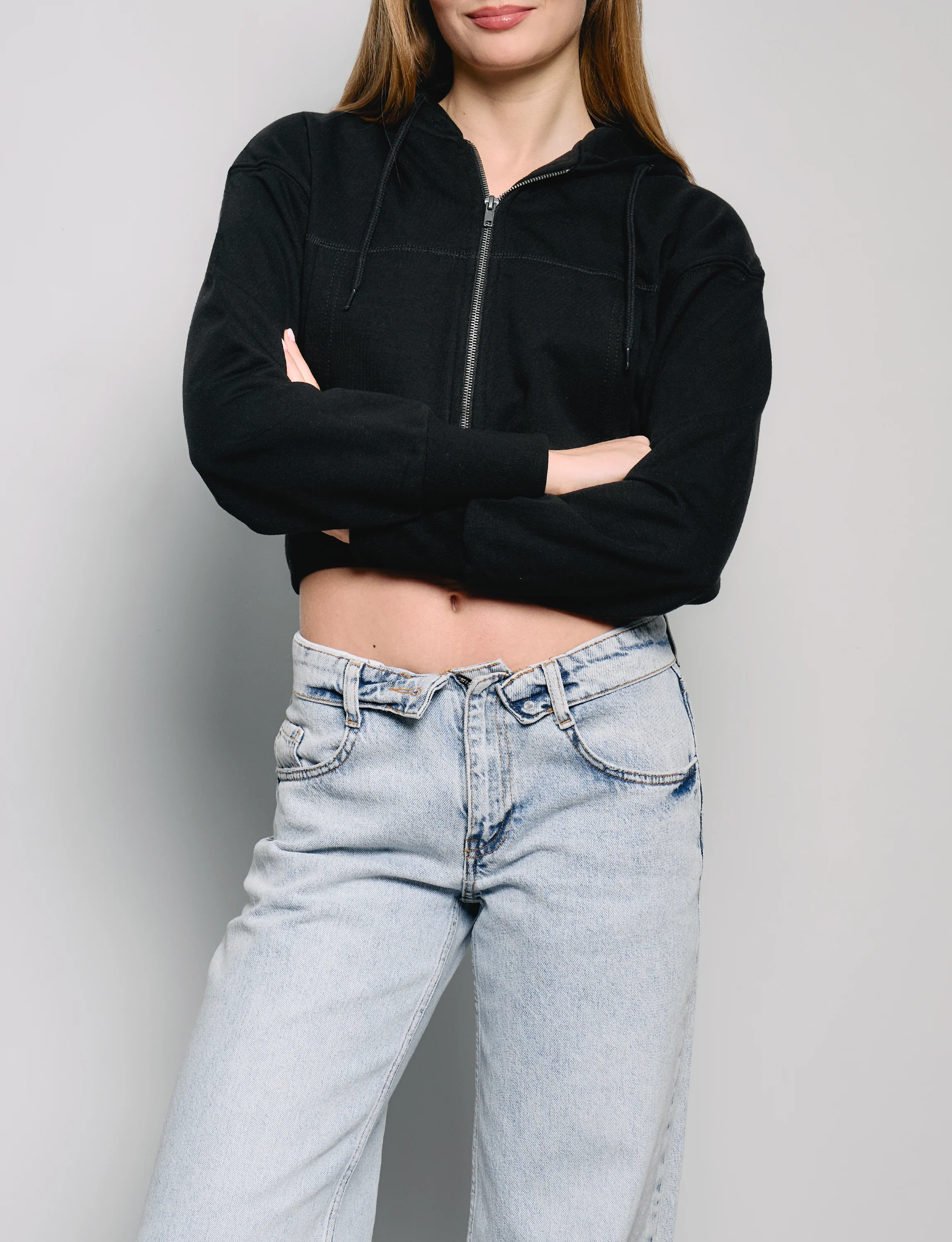 Felpa nera crop con zip
