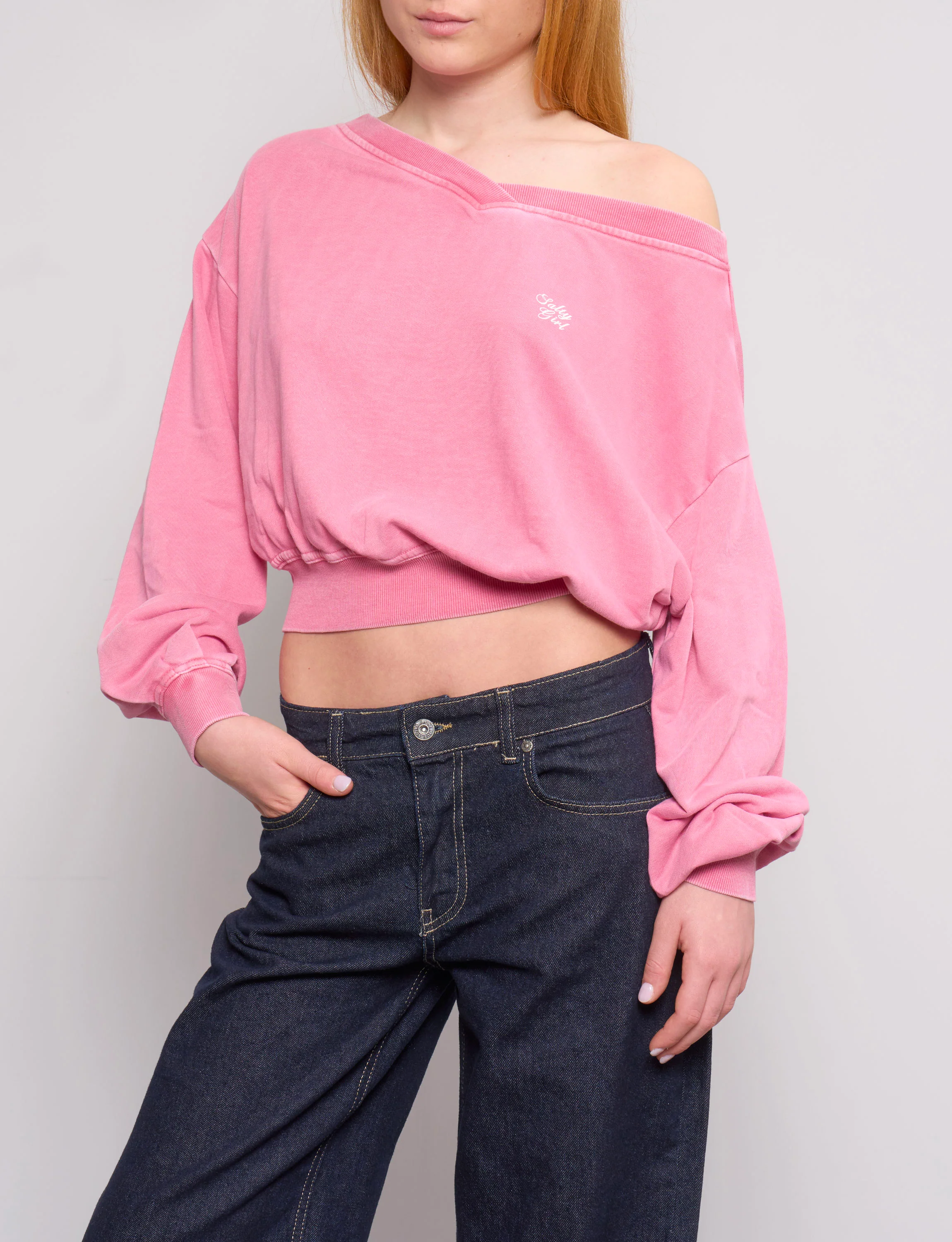 Felpa rosa con scollo a V e scritta "Salty Girl" - Image 2