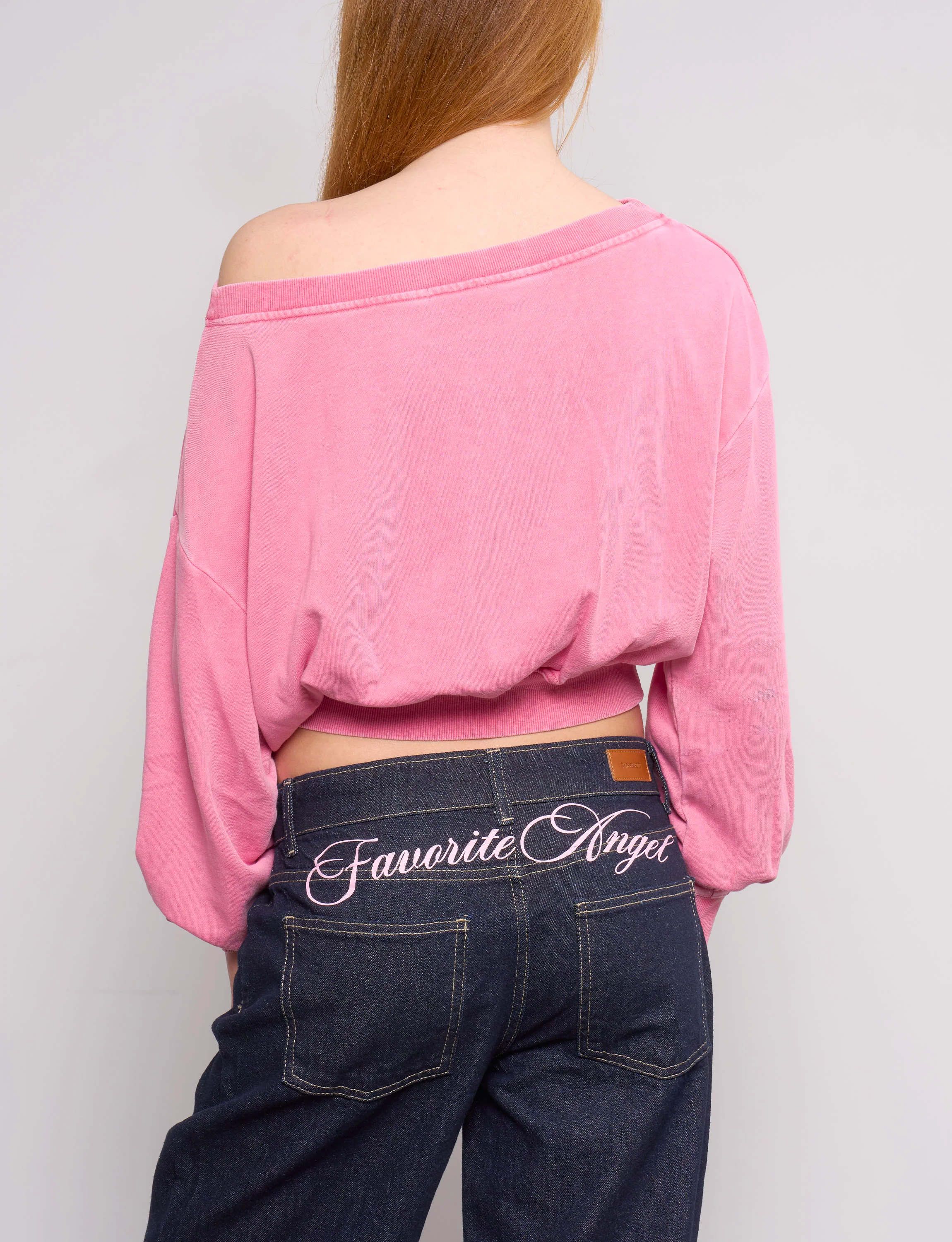 Felpa rosa con scollo a V e scritta "Salty Girl" - Image 3