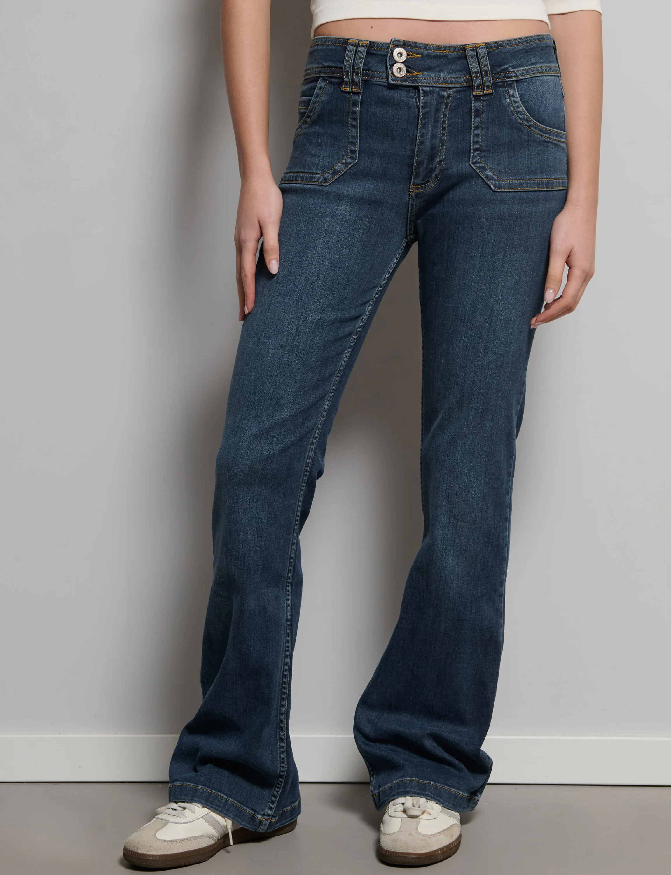 Jeans bootcut con doppio bottone