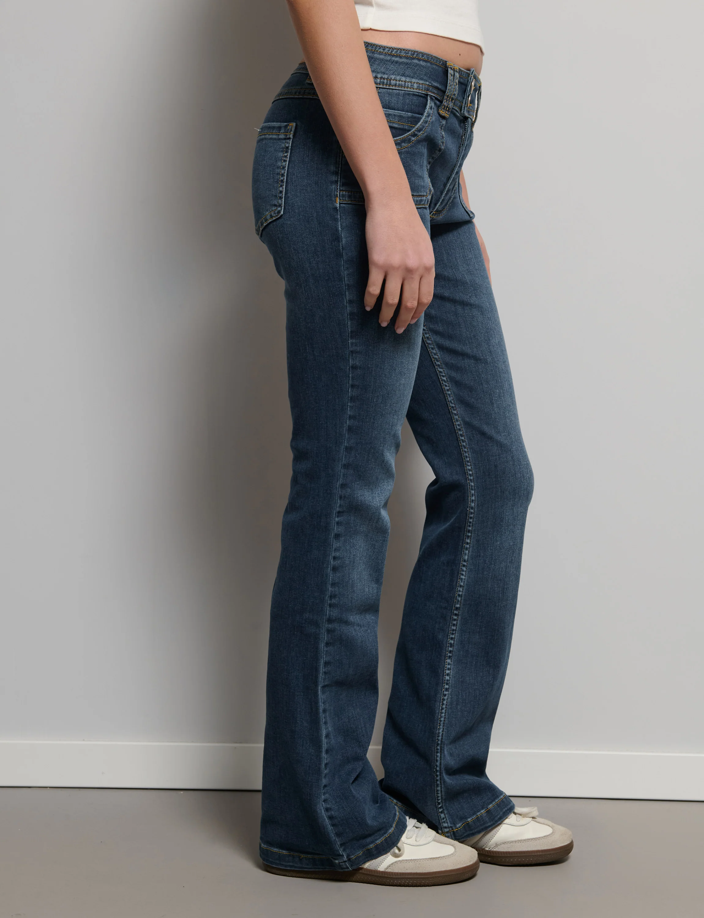 Jeans bootcut con doppio bottone - Image 2