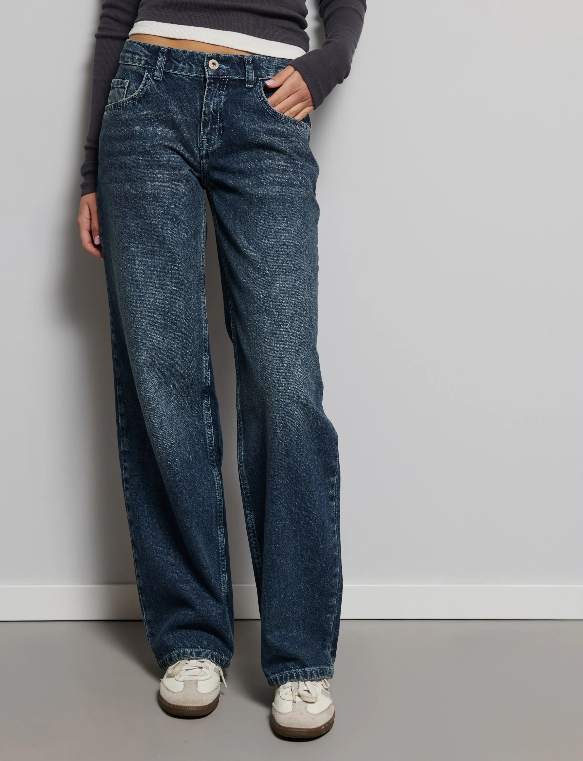 Jeans dritto con ricamo - Image 3