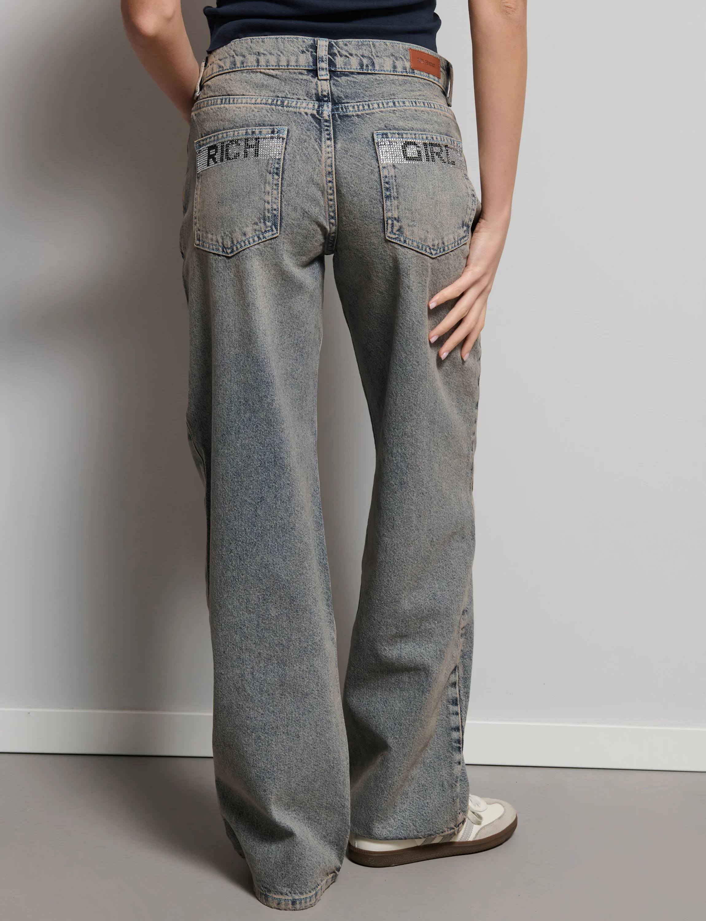 Jeans dritto con strass sulle tasche posteriori - Image 4