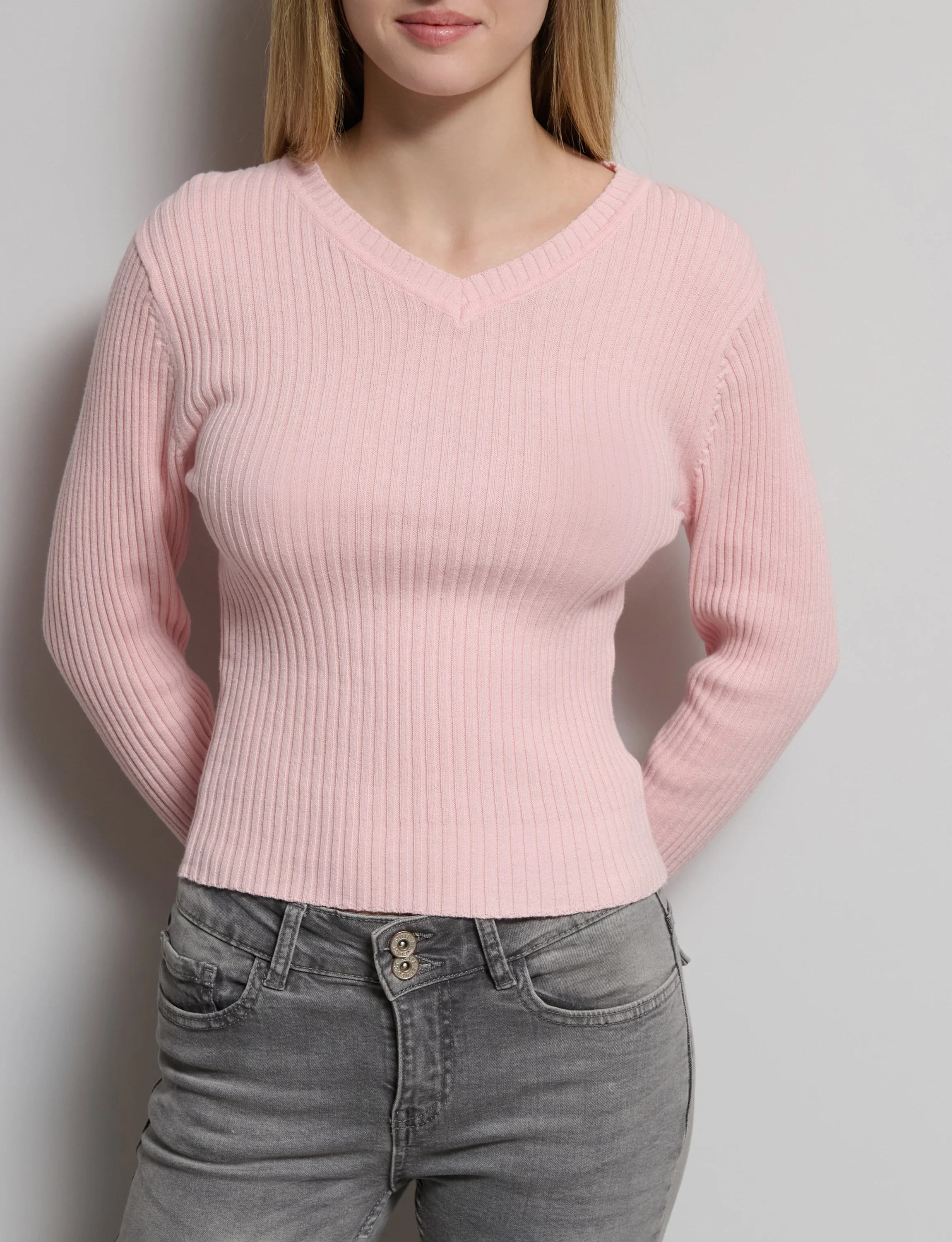 Maglia a costine con scollo a V