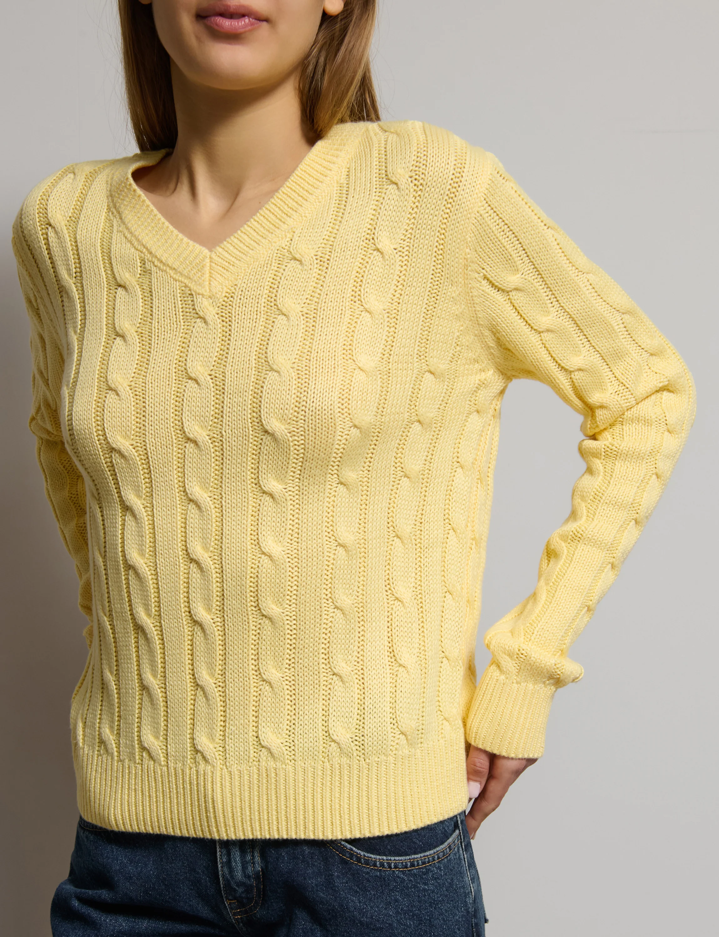 Maglione giallo pastello a trecce