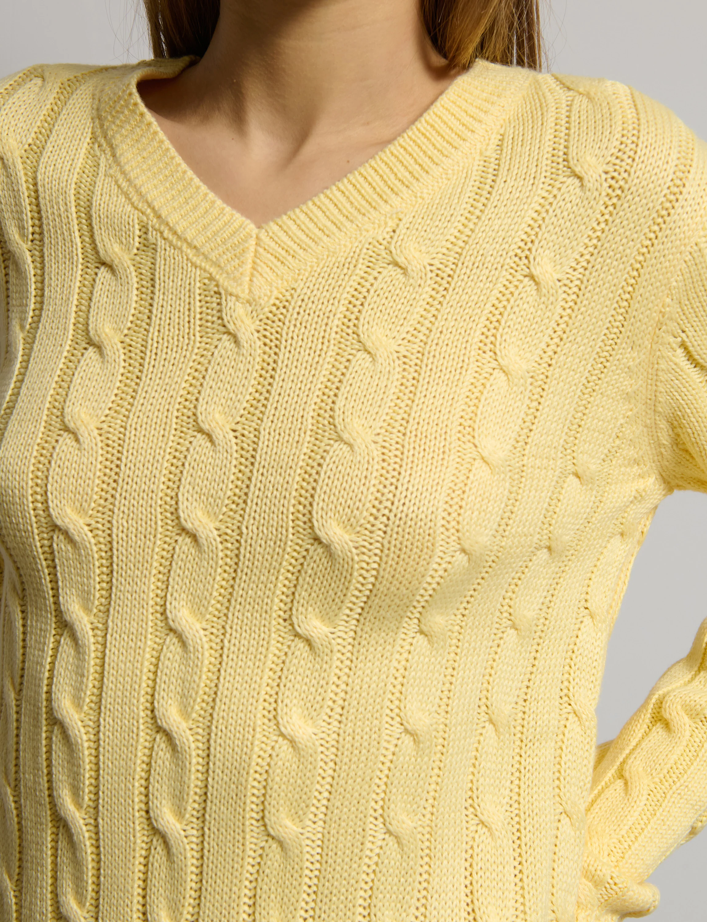 Maglione giallo pastello a trecce - Image 2