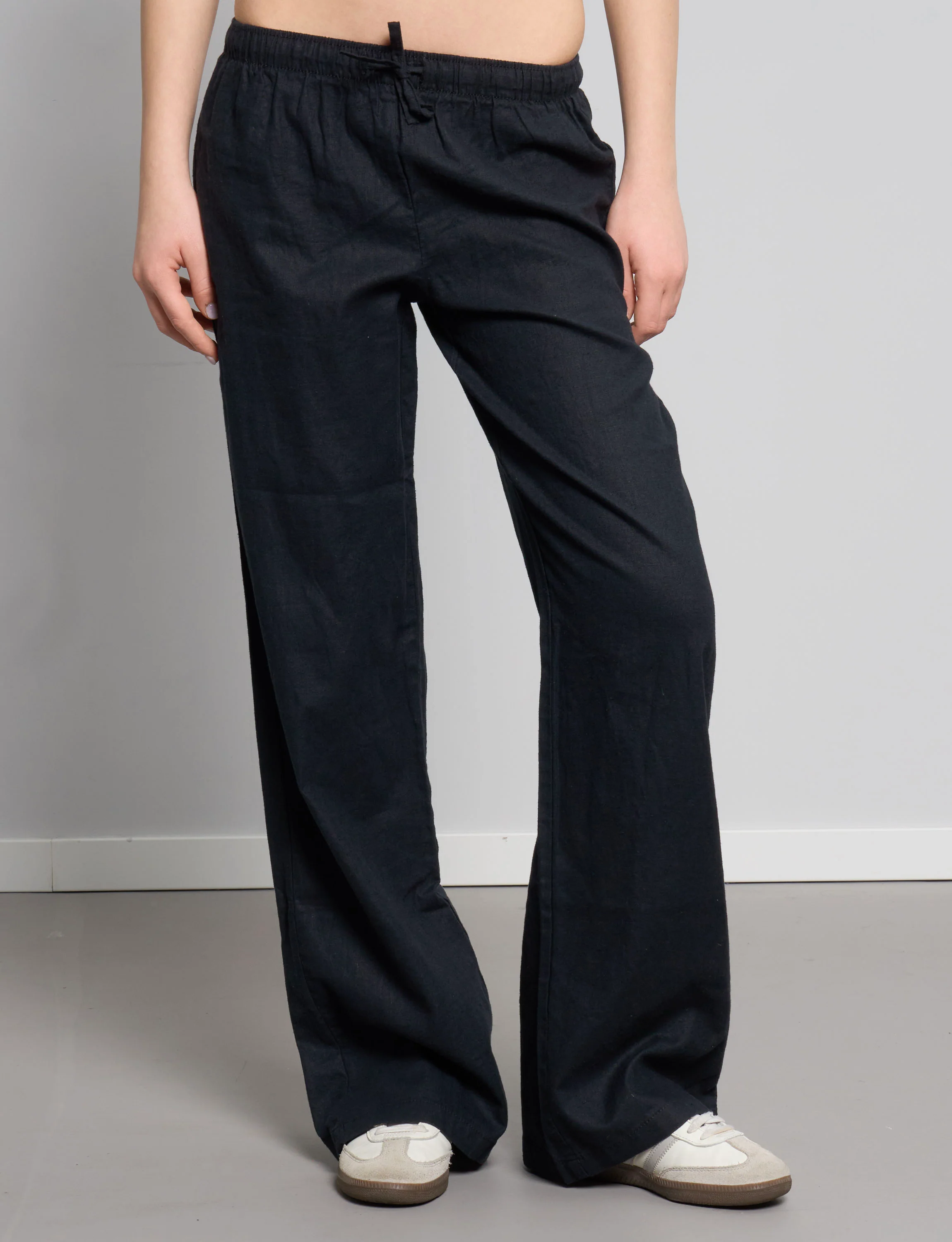 Pantalone in lino nero a gamba ampia