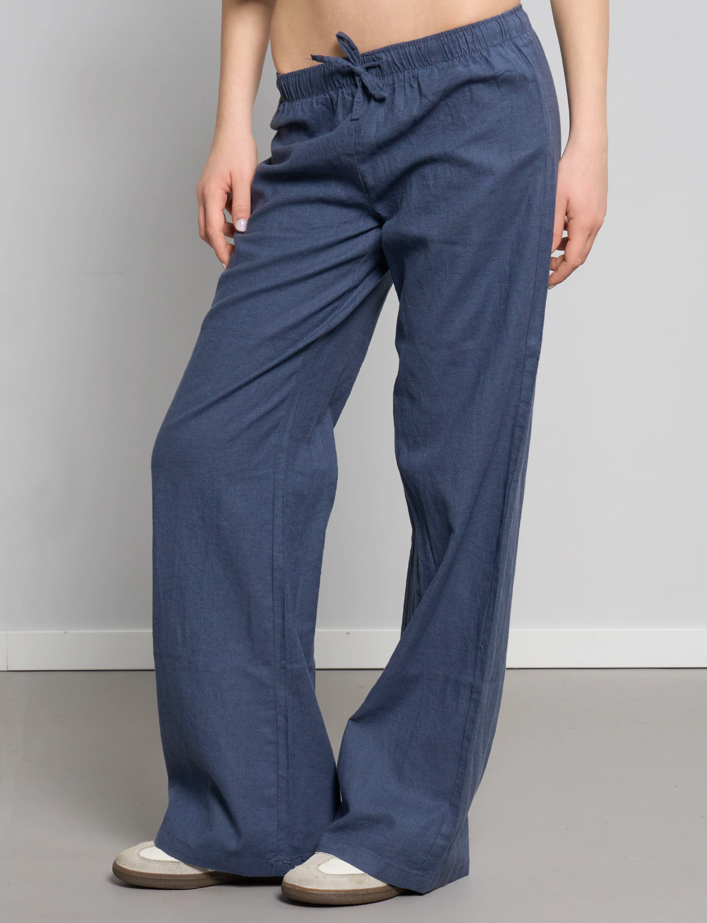 Pantalone in lino blu inchiostro a gamba ampia