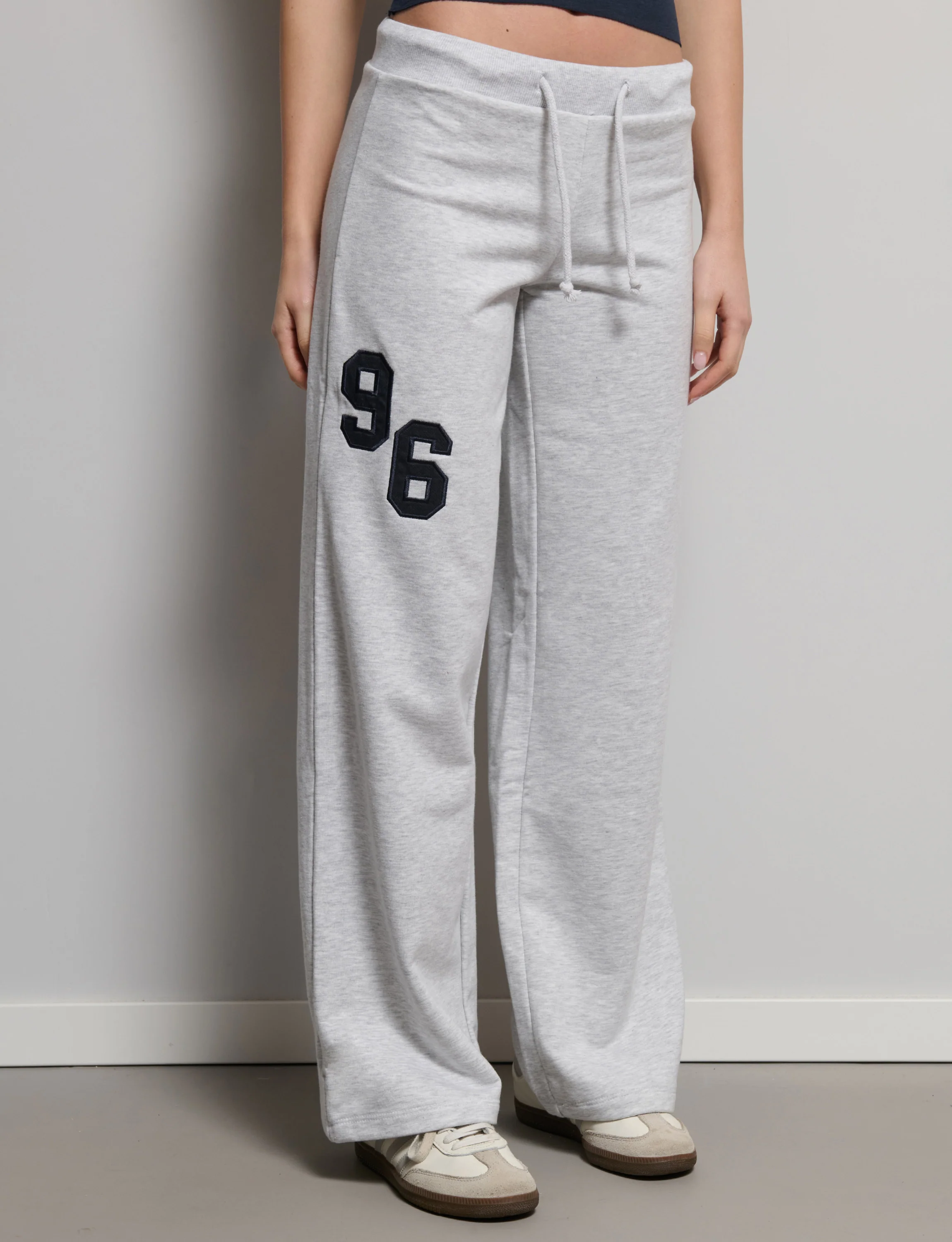 Pantalone tuta grigio con numero 96 - Image 3