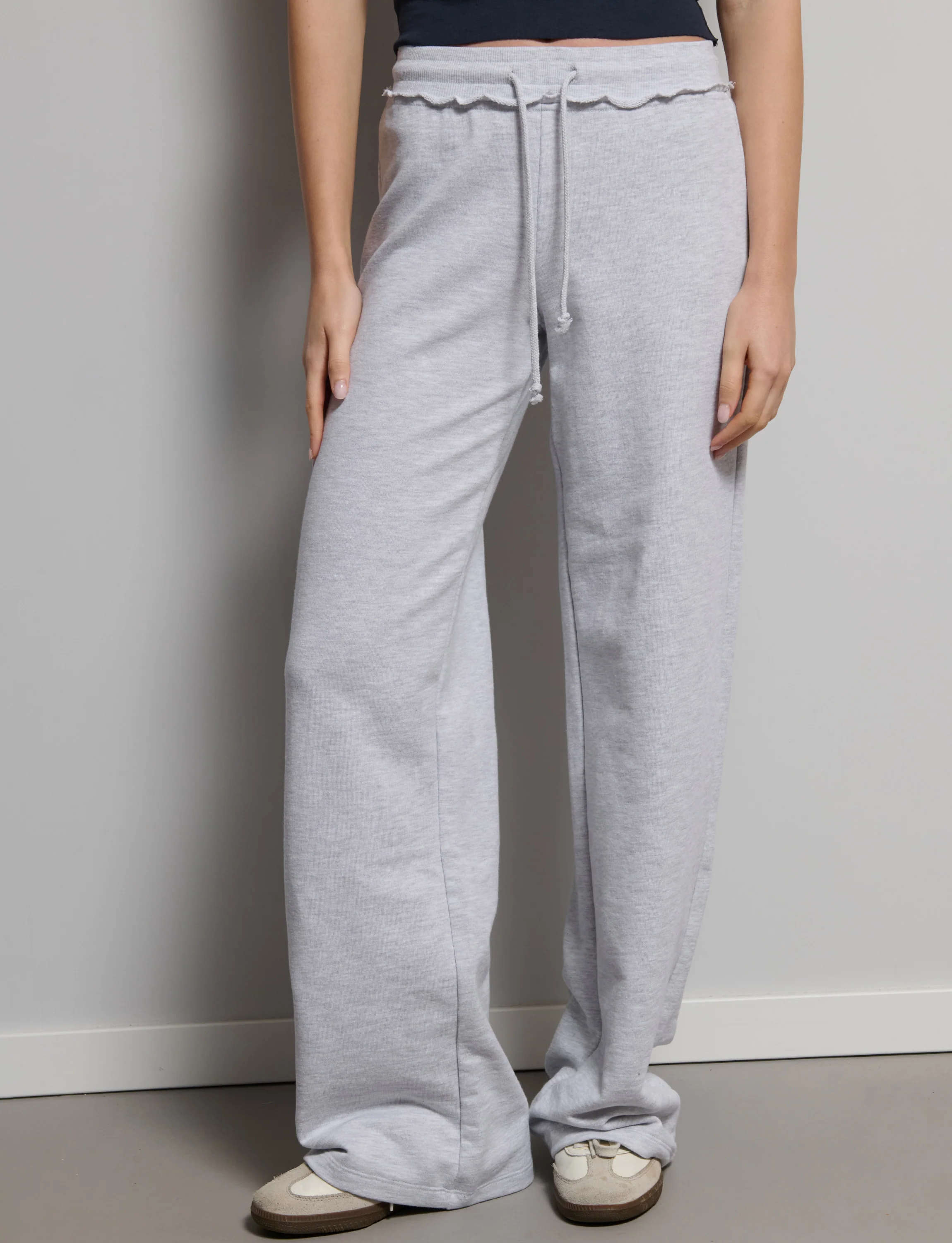 Pantalone tuta con scritta "spoiled" - Image 3