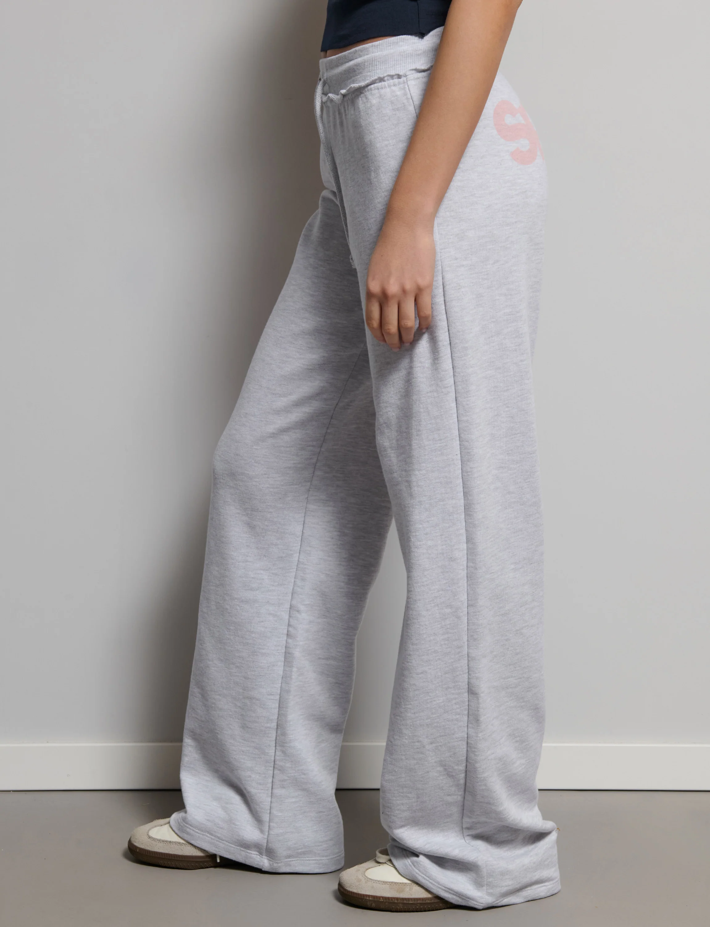 Pantalone tuta con scritta "spoiled" - Image 4