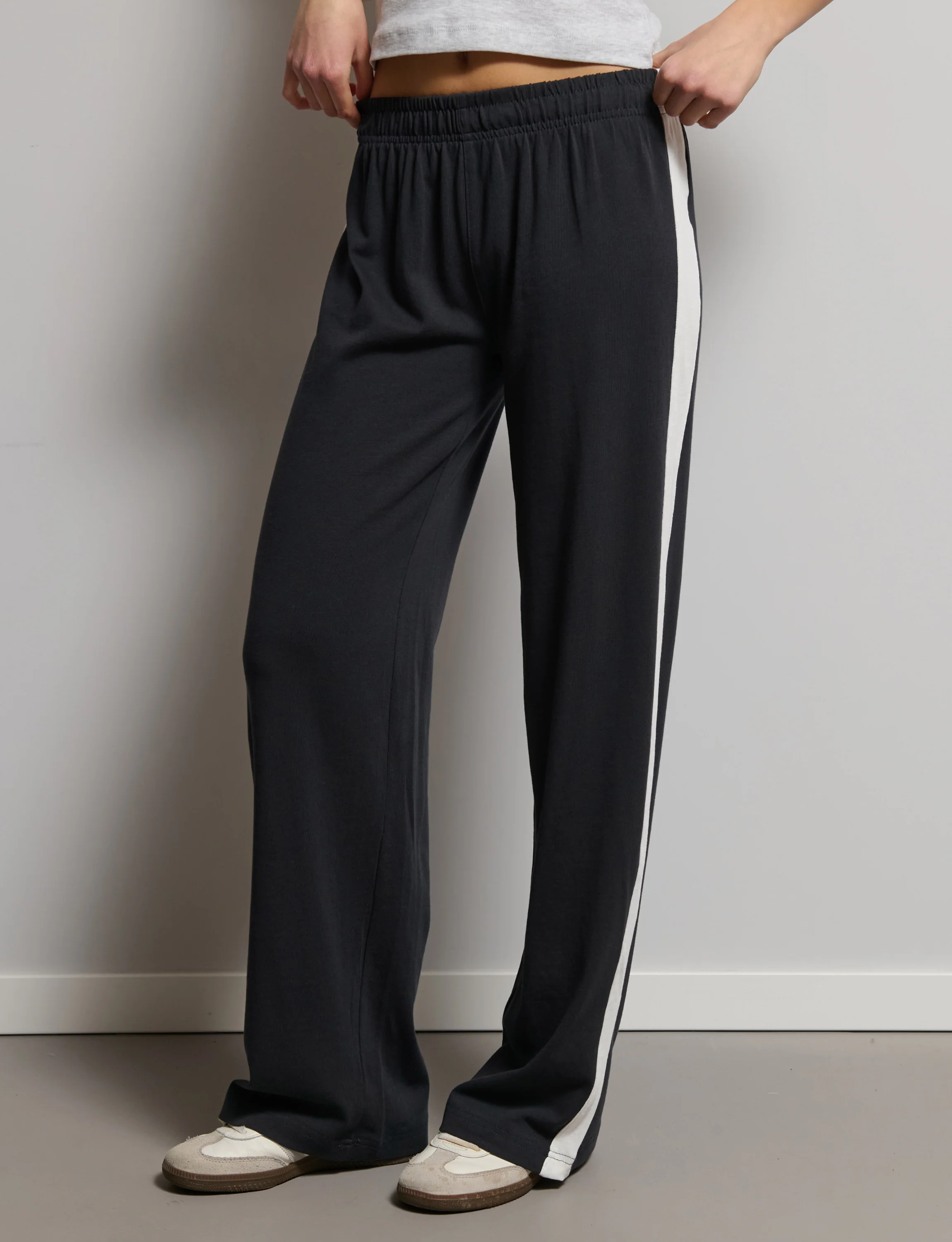 Pantalone tuta wide blu notte con banda bianca - Image 2