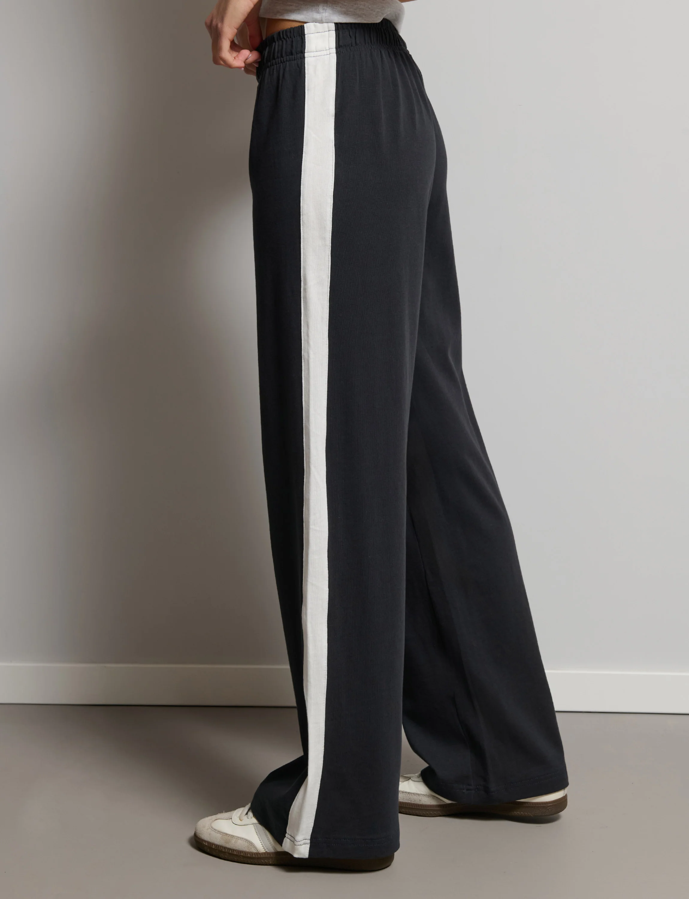 Pantalone tuta wide blu notte con banda bianca - Image 3