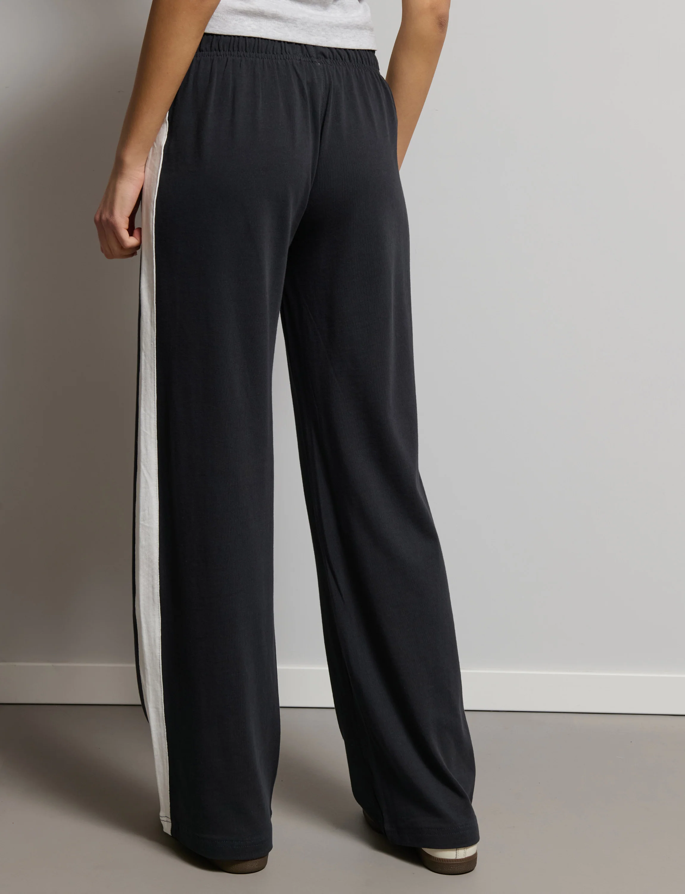 Pantalone tuta wide blu notte con banda bianca - Image 4