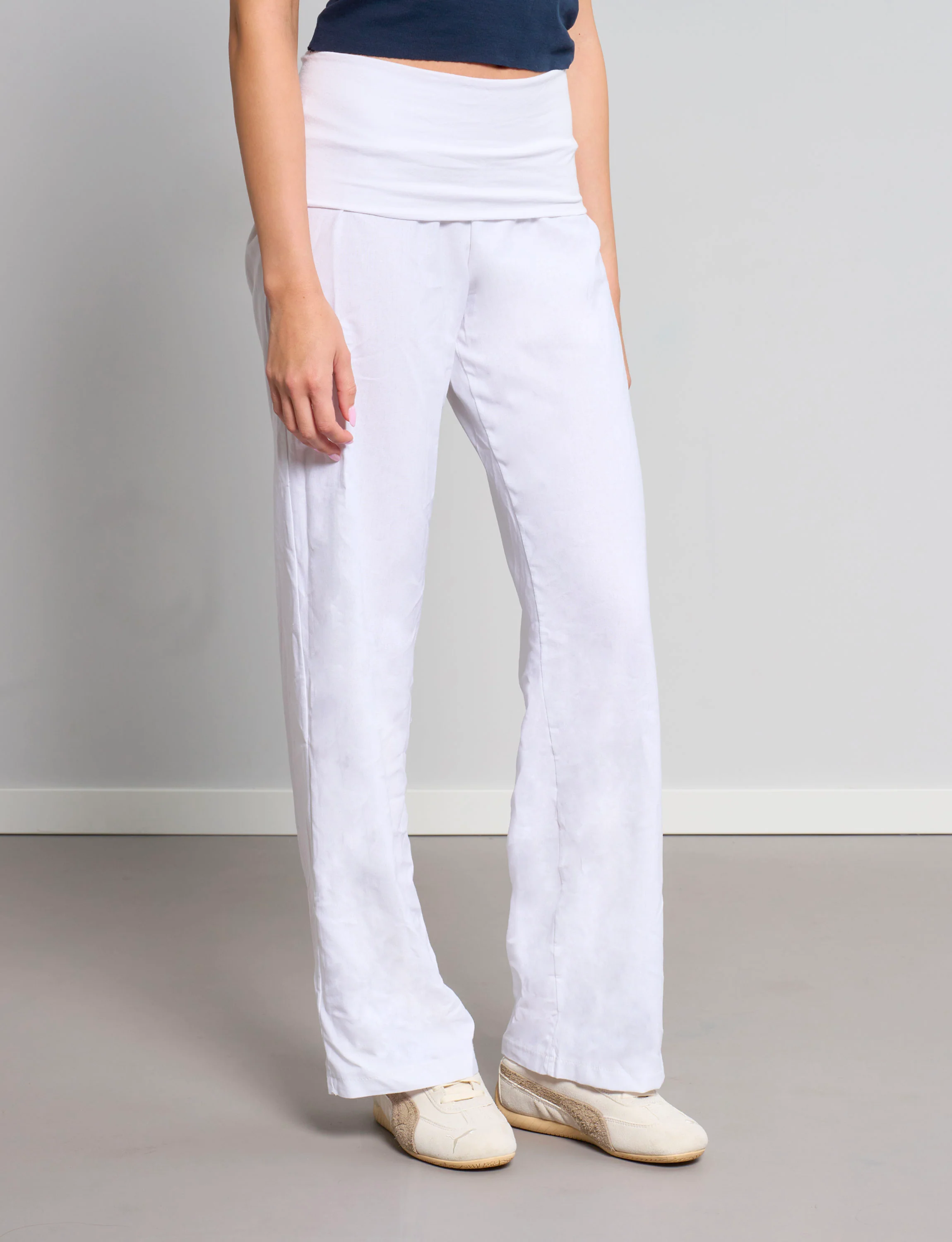 Pantalone bianco in lino con fascia - Image 2