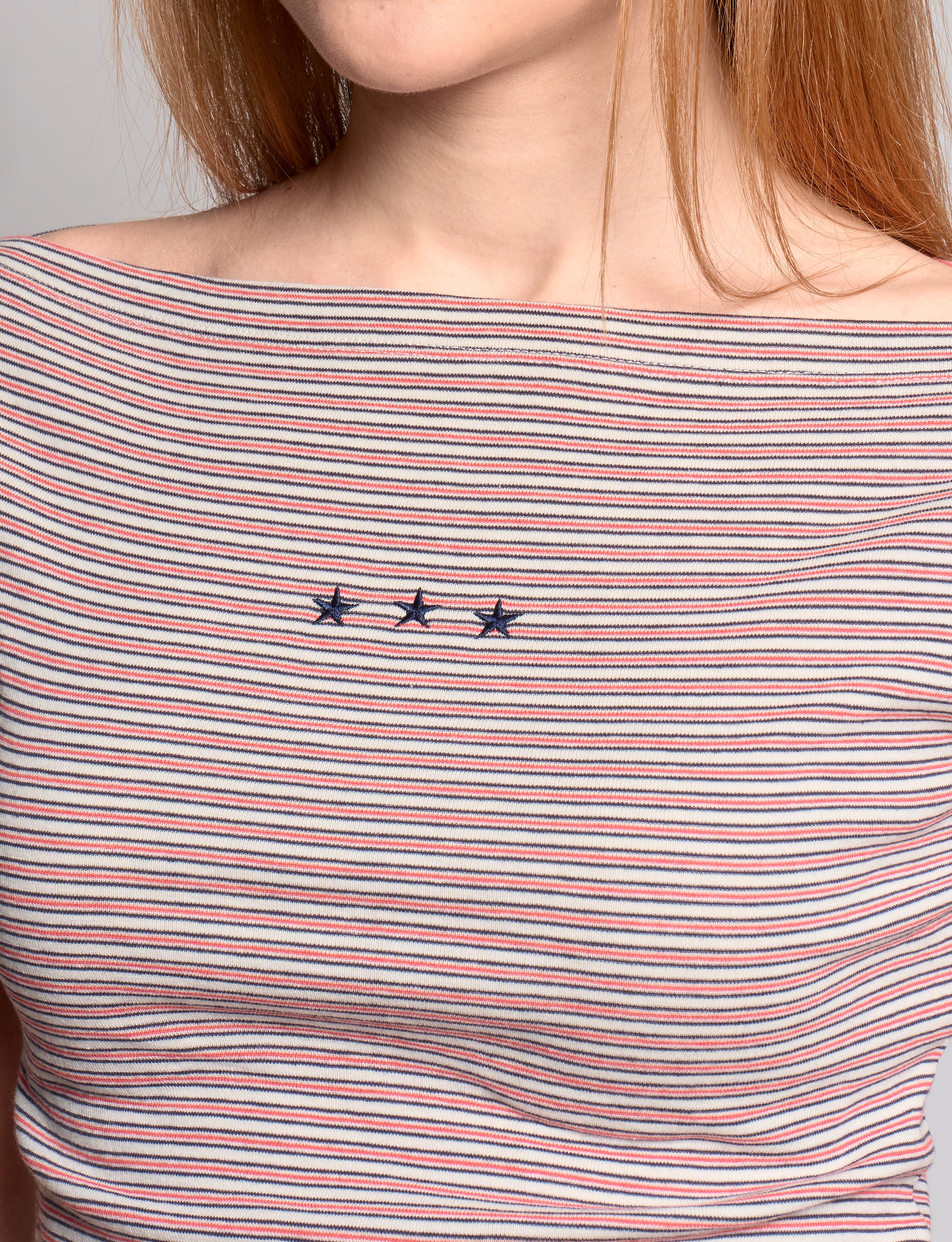 T-shirt a righe con scollo a barca e stelle ricamate