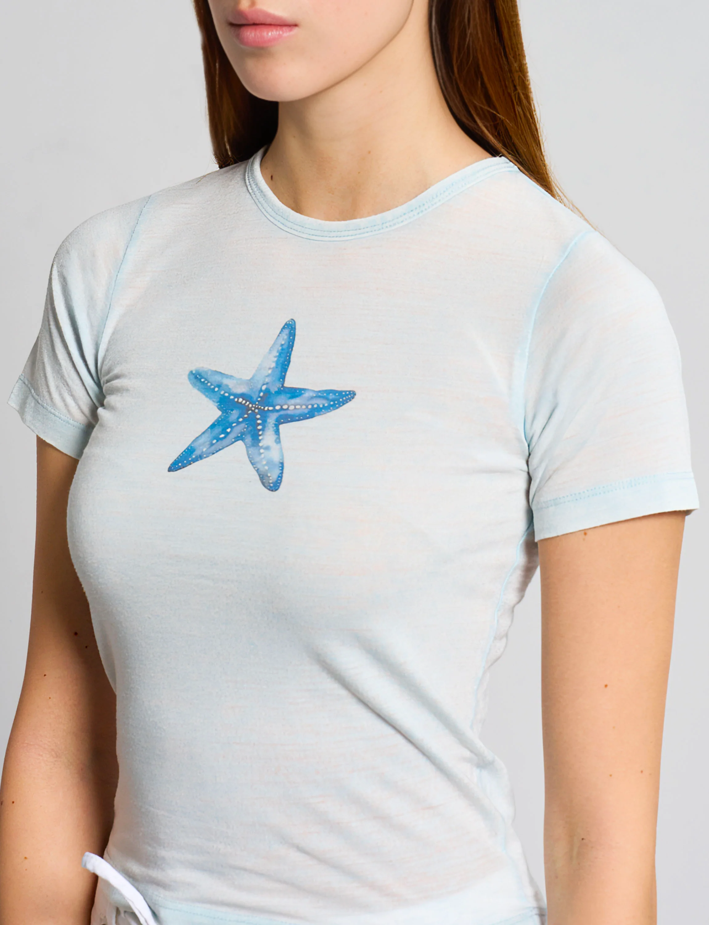 T-shirt azzurra con stampa stella marina - Image 3