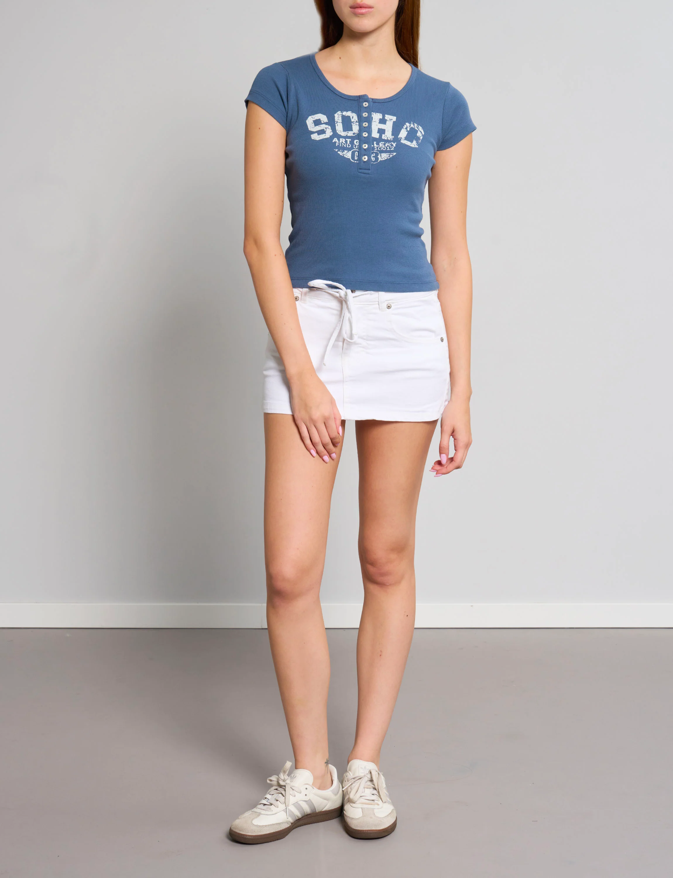 T-shirt blu a costine con scritta "Soho" - Image 5