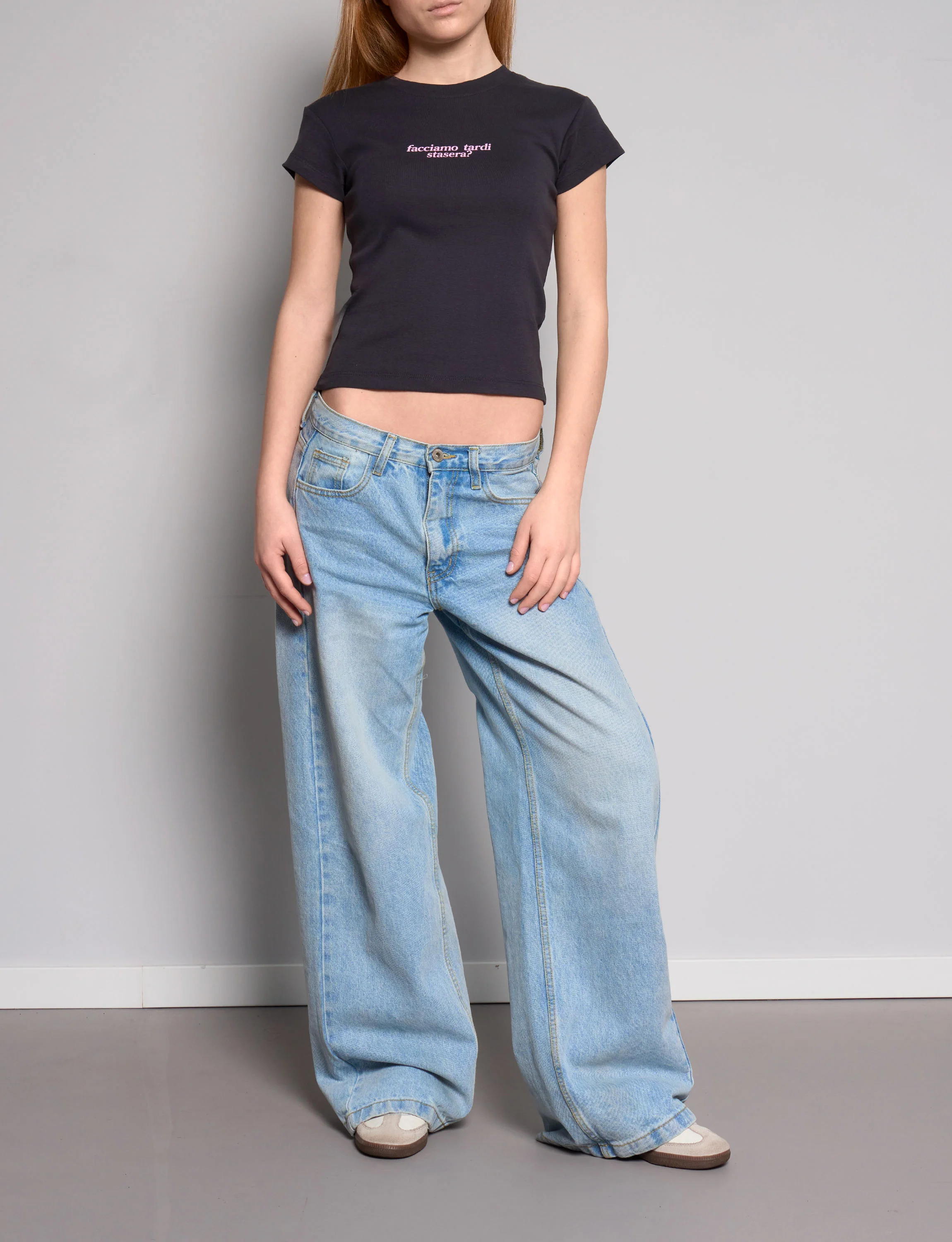 T-shirt blu notte con scritta "Facciamo tardi stasera?" - Image 5