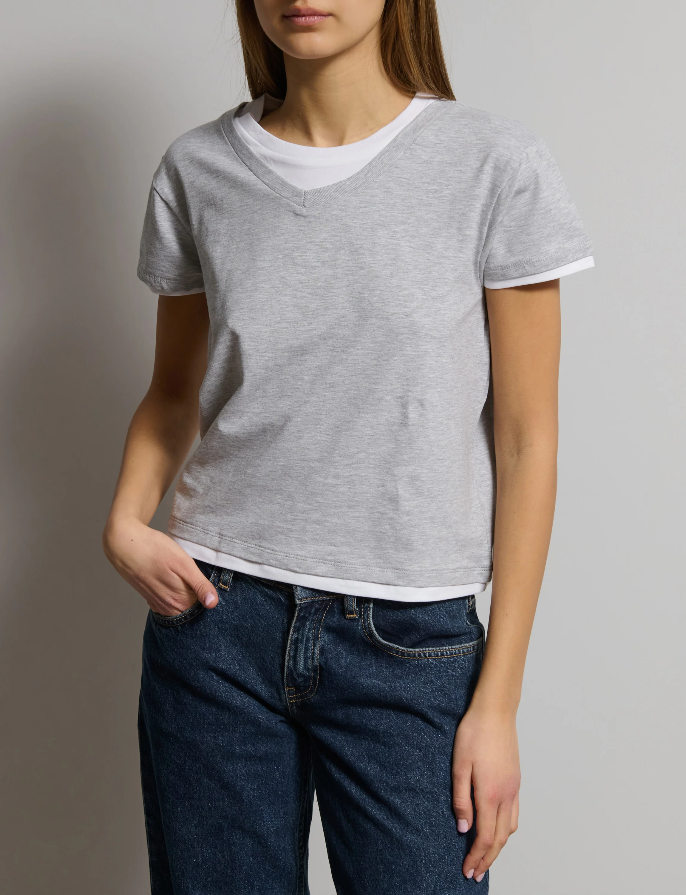 T-shirt grigia e bianca a doppio strato - Image 2