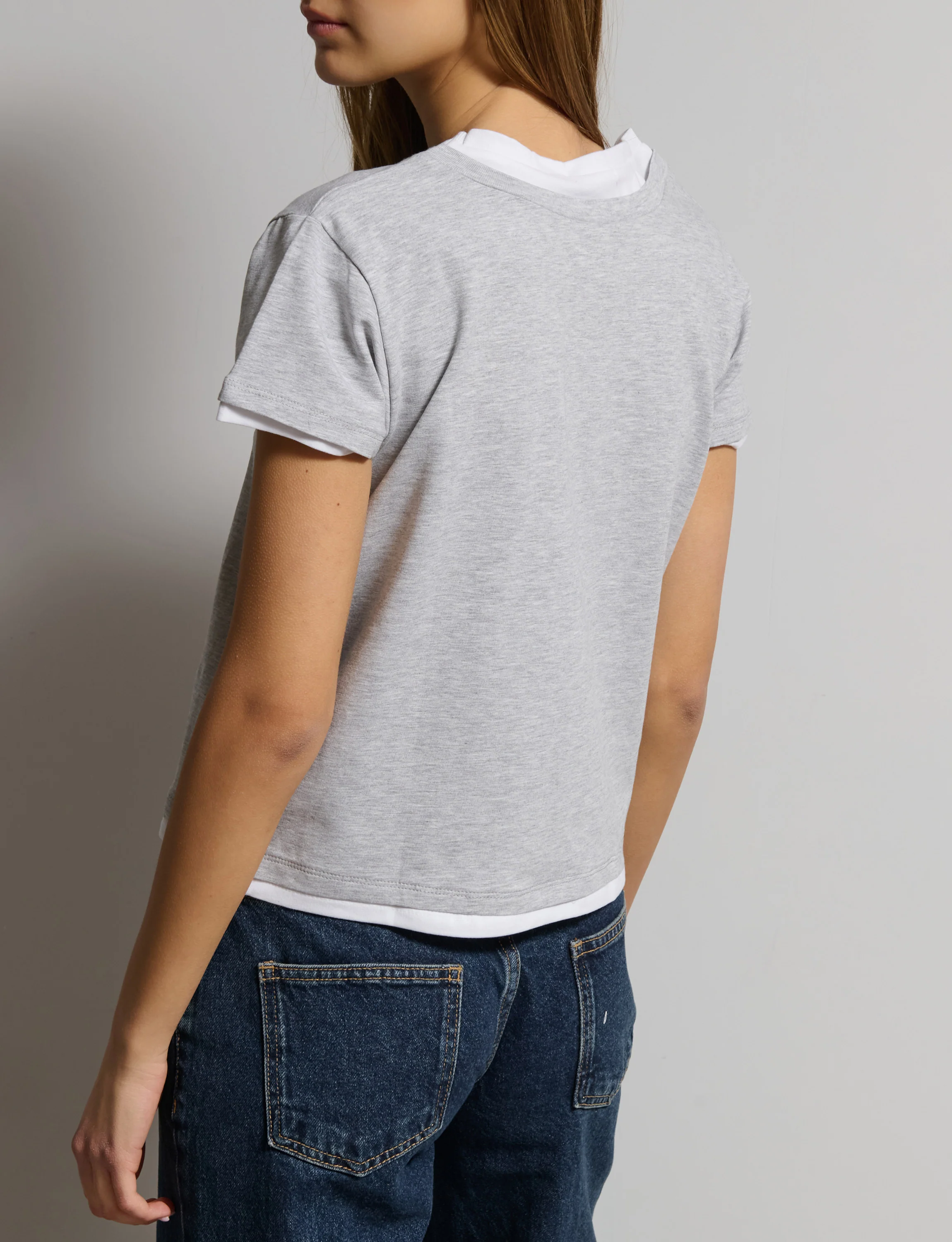 T-shirt grigia e bianca a doppio strato - Image 4