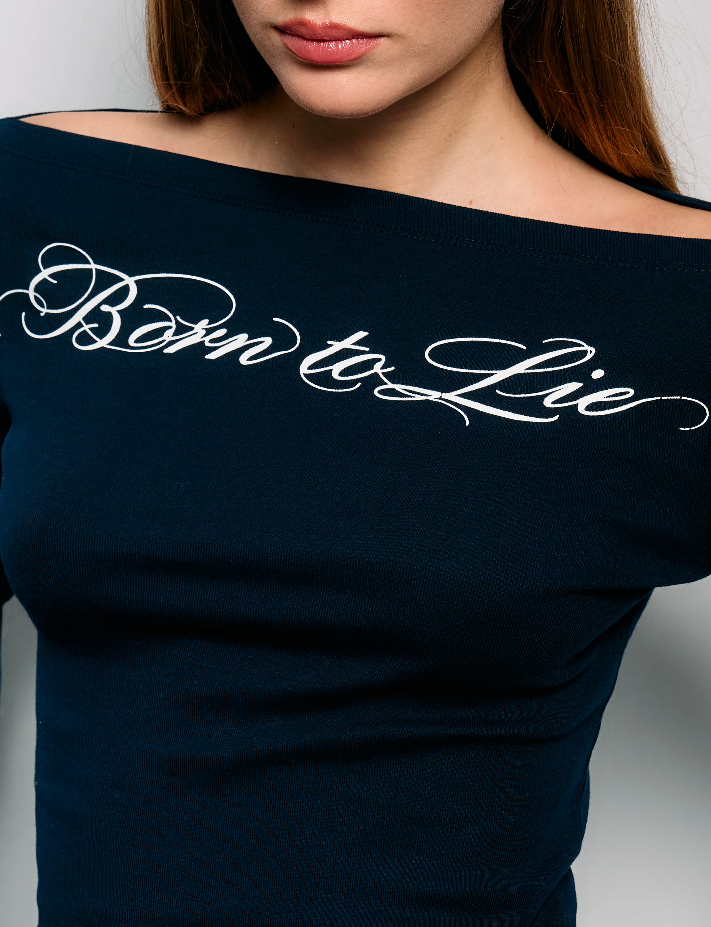 T-shirt blu navy scollo a barca "Born to Lie" - Image 3