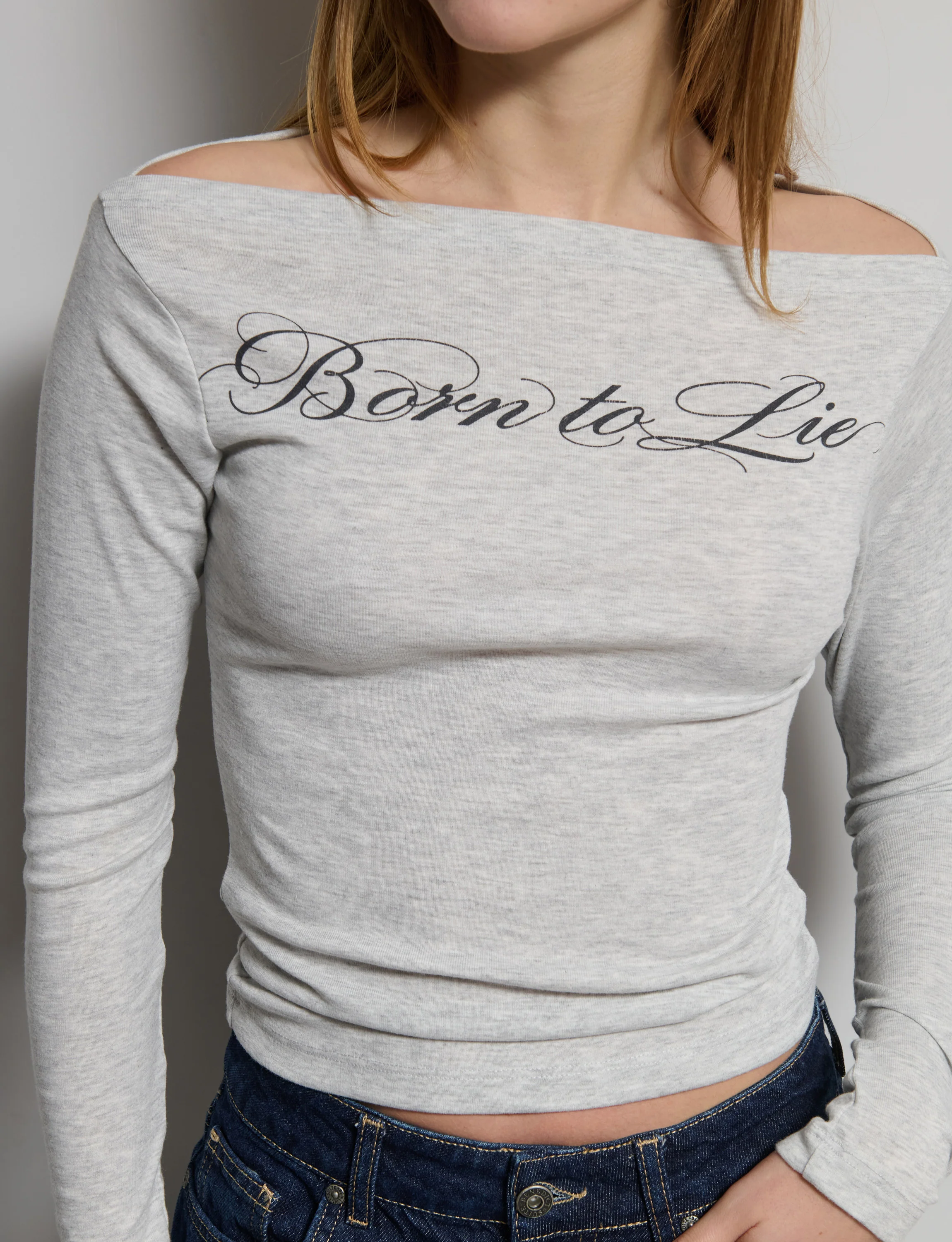 T-shirt grigia scollo a barca "Born to Lie" - Image 3