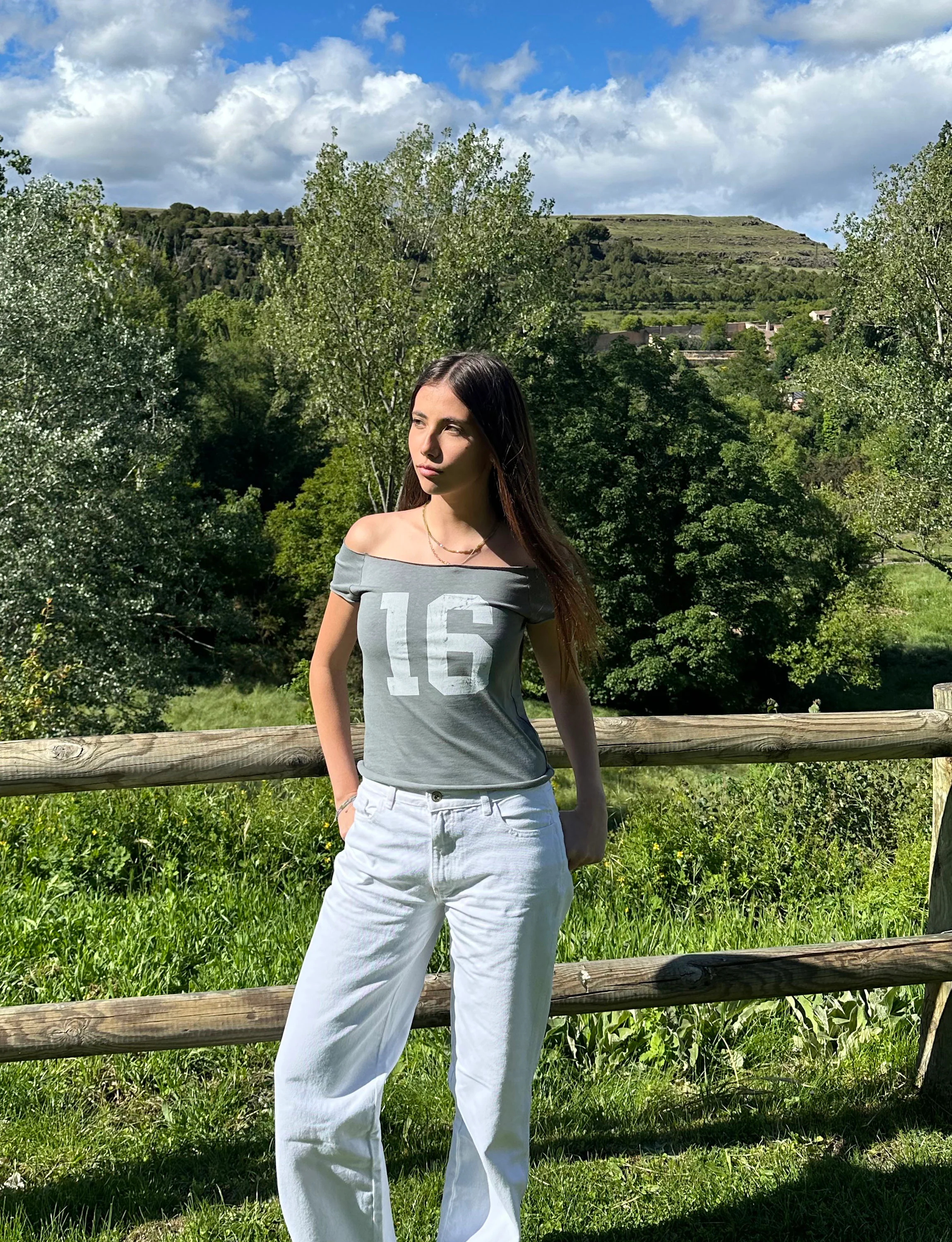 T-shirt a spalle scoperte con numero 16