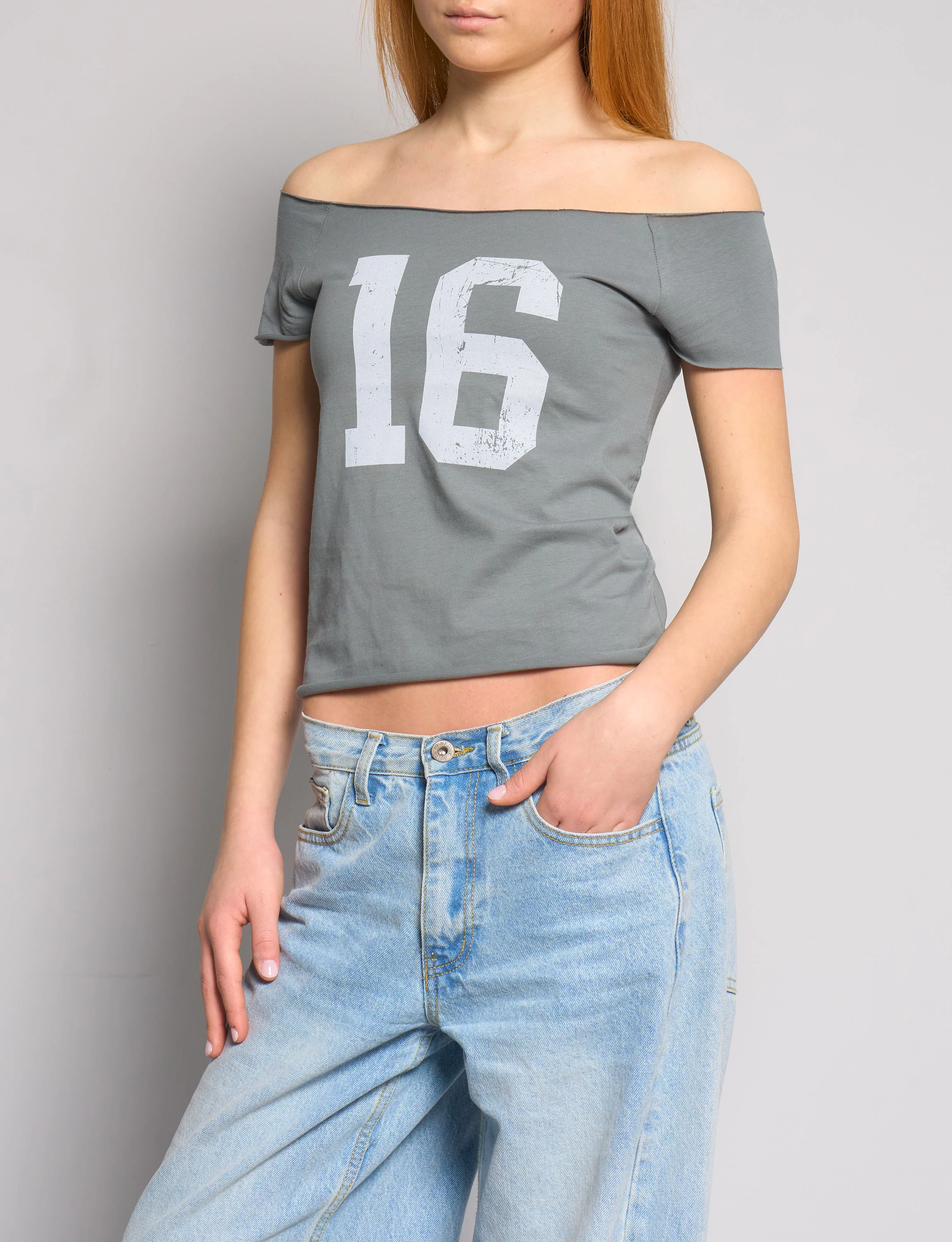 T-shirt a spalle scoperte con numero 16 - Image 2