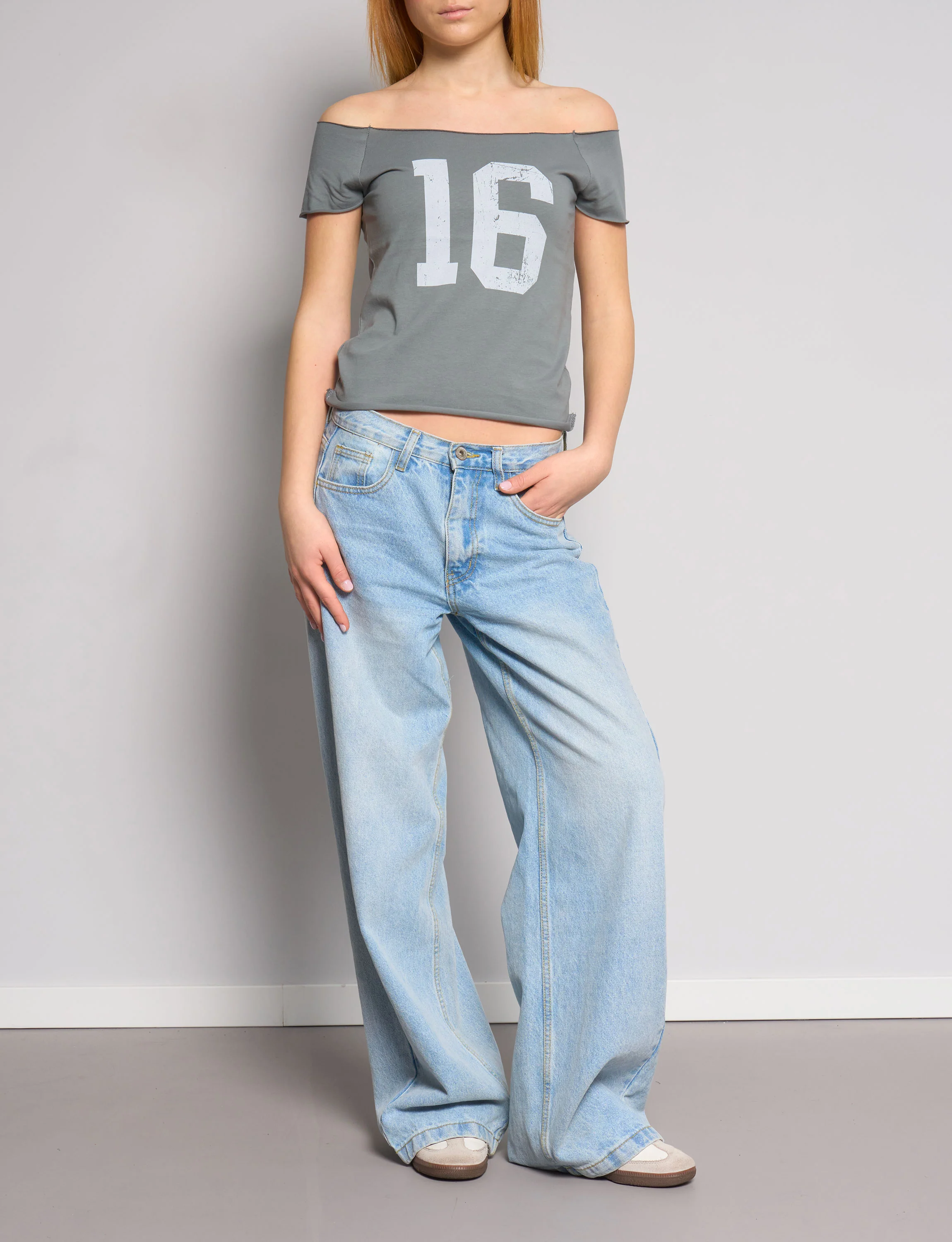 T-shirt a spalle scoperte con numero 16 - Image 4