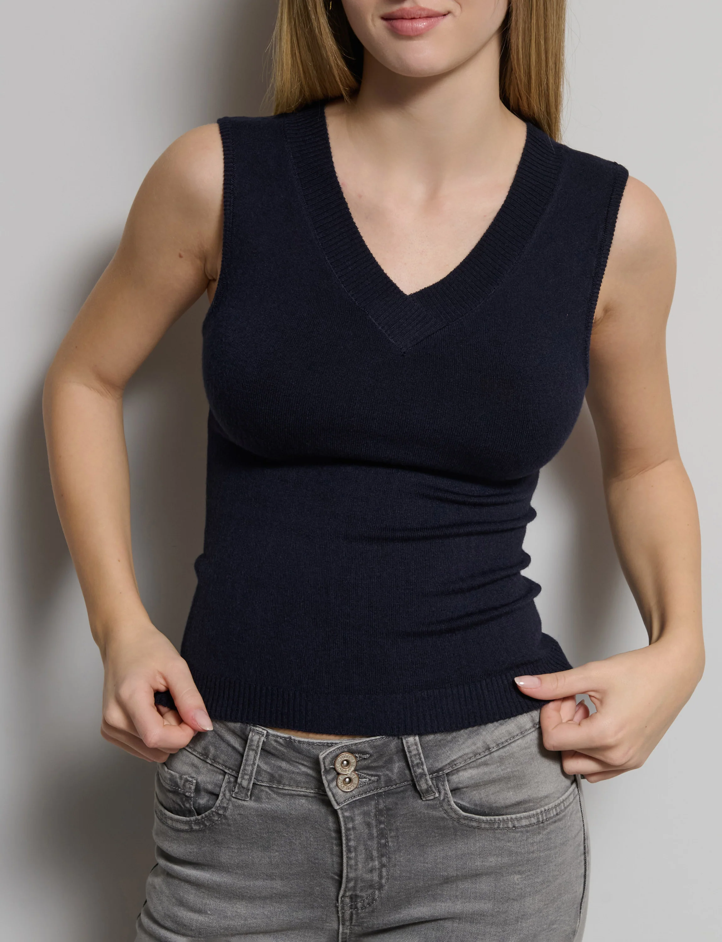 Top in maglia giro manica con scollo a V