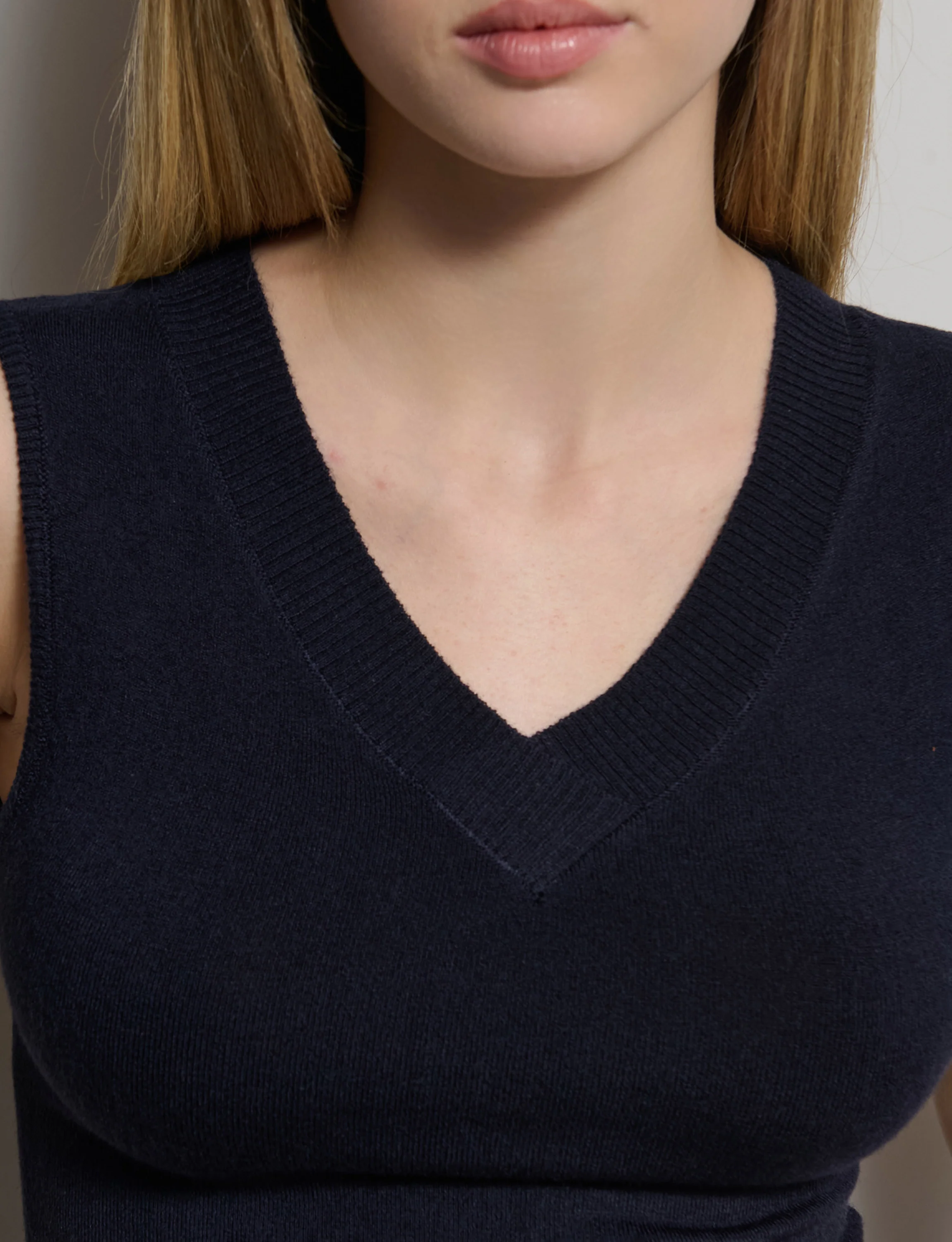 Top in maglia giro manica con scollo a V - Image 2