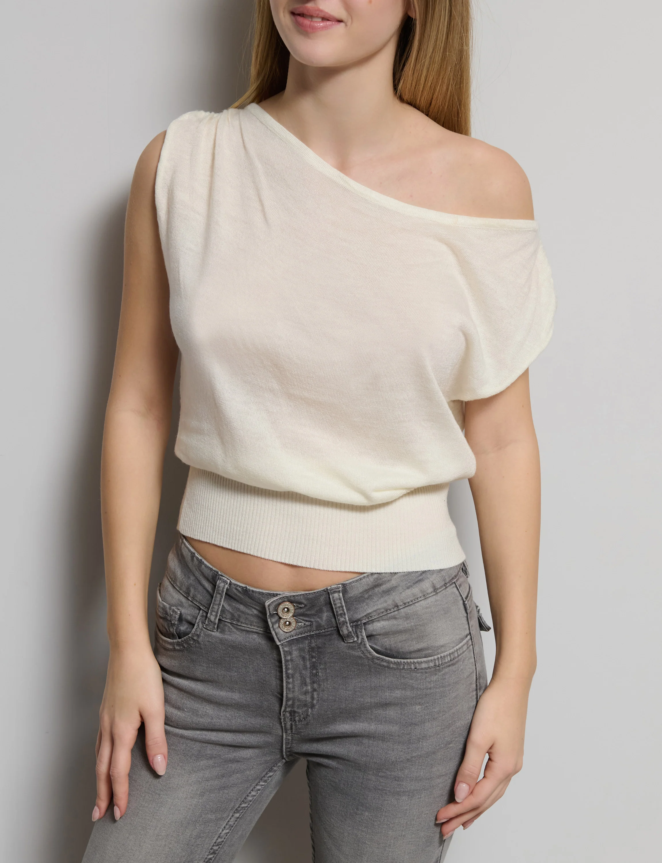 Top in maglia off-shoulder manica corta