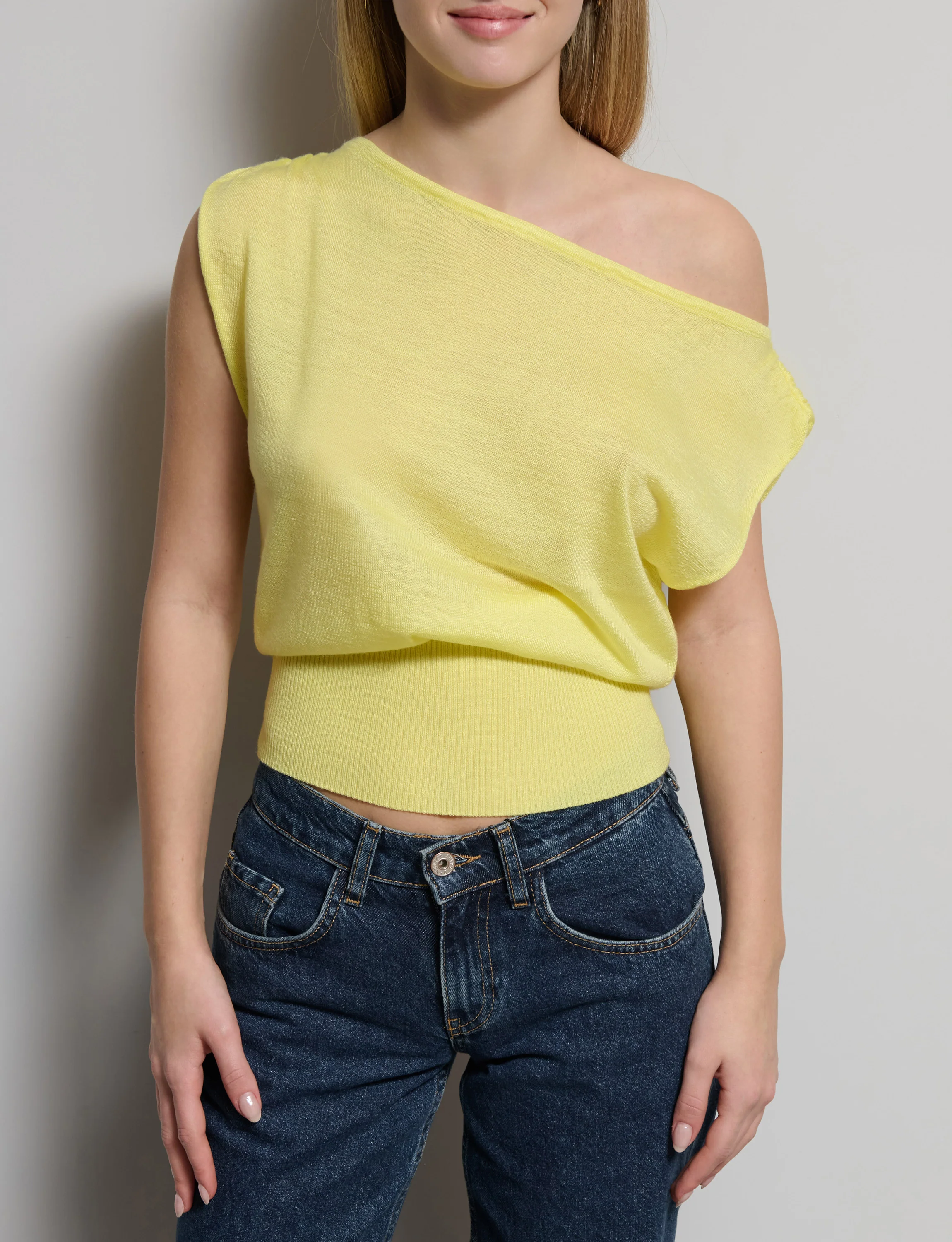 Top in maglia off-shoulder manica corta
