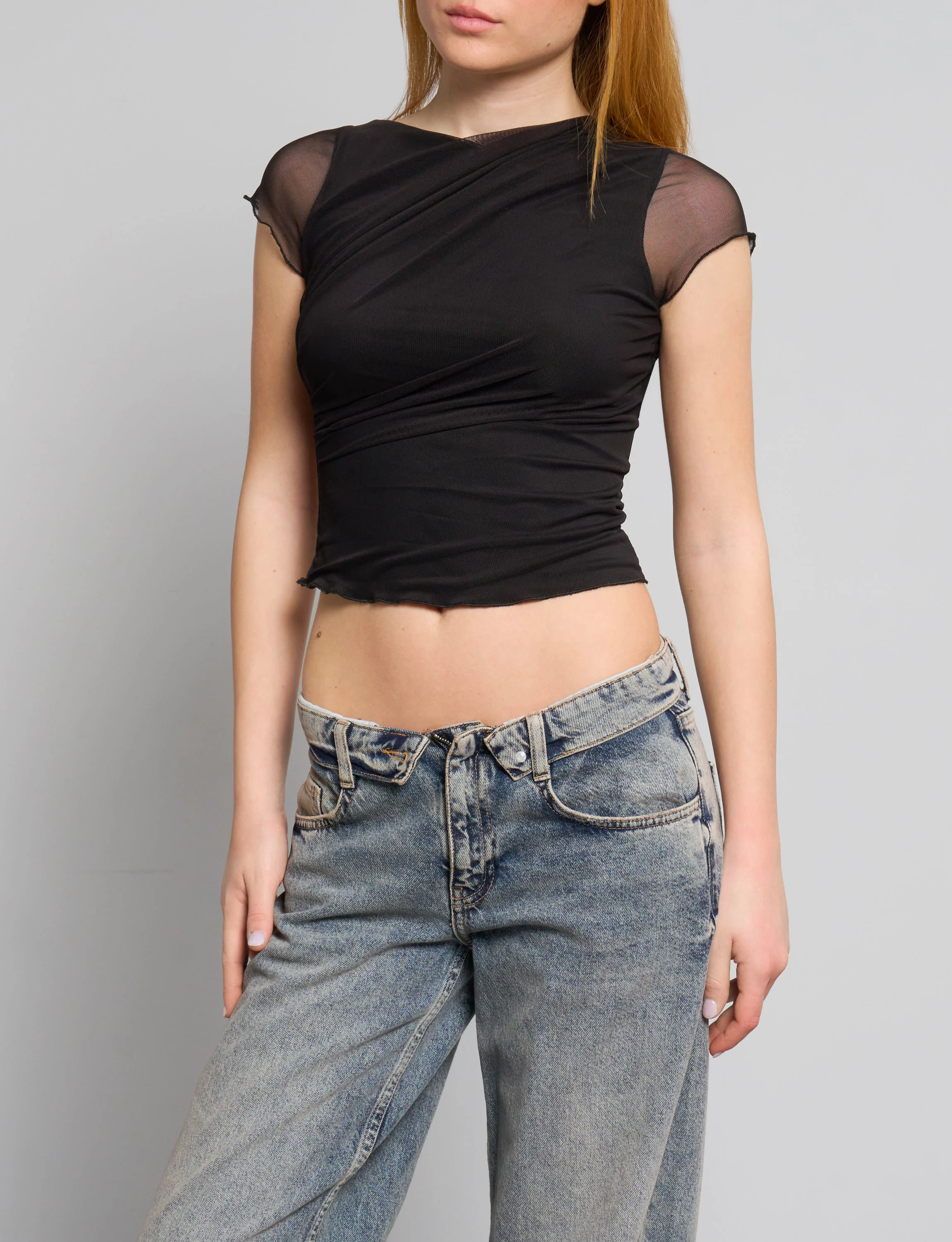 Top nero in rete con trasparenze